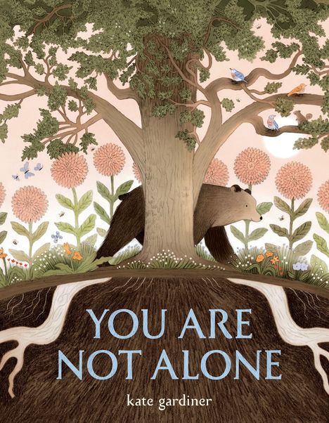 "YOU ARE NOT ALONE" und "kate gardiner" in blauer und weißer Schrift. Illustration: Baum, Bär, Vögel und Blumen.