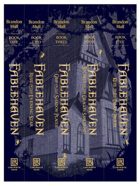 "Fablehaven" Buchrücken, Bände eins bis fünf. Dunkles Design, gelbe Schrift, Burg als Hintergrundmotiv.