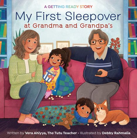 „My First Sleepover at Grandma and Grandpa’s“ in Blau und Rot. Illustration einer Familie auf einem Sofa mit Popcorn und Hund.