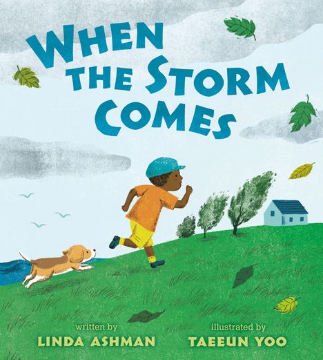„WHEN THE STORM COMES“ oben. Ein Kind läuft mit einem Hund über eine Wiese, Bäume biegen sich im Wind.