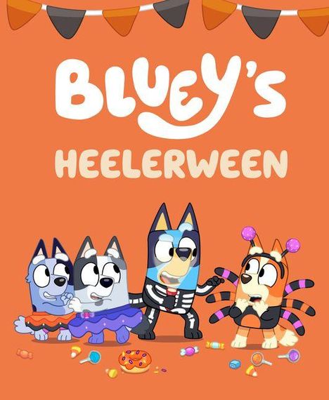 Text: "Bluey's Heelerween". Vier animierte Hunde in Halloween-Kostümen, umgeben von Süßigkeiten. Bunte Wimpel oben.
