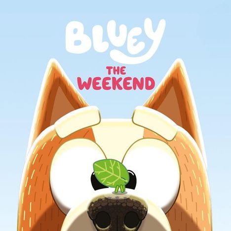 „BLUEY THE WEEKEND“ über einem niedlichen Hund mit einem Blatt auf der Nase.
