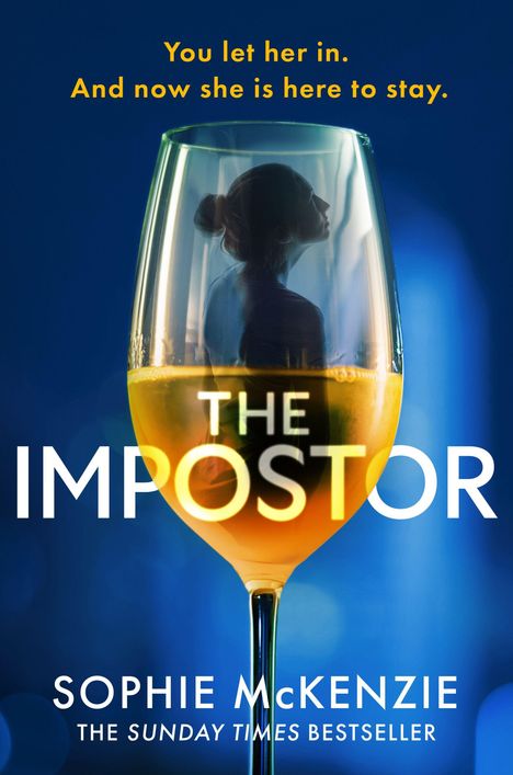 Im Hintergrund sind die Texte: „You let her in. And now she is here to stay. THE IMPOSTOR Sophie McKenzie.“ Ein Weinglas mit Frauensilhouette.