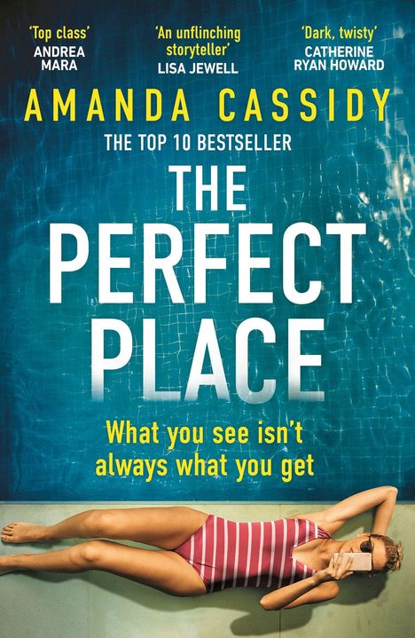 „The Perfect Place“ von Amanda Cassidy. Frau in gestreiftem Badeanzug, Sonnenbrille, liegt mit Handy am Poolrand.