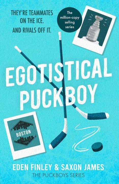 Text: "EGOTISTICAL PUCKBOY", "THEY’RE TEAMMATES ON THE ICE. AND RIVALS OFF IT.", "EDEN FINLEY & SAXON JAMES", "BOSTON". Abbildungen: Zwei gekreuzte Hockeyschläger, ein Puck.