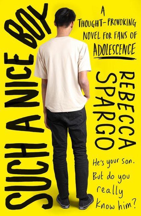"Such a Nice Boy" in großen Buchstaben. Ein Junge steht mit dem Rücken zur Kamera, auf gelbem Hintergrund.