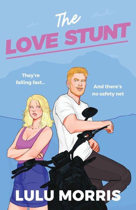 "The Love Stunt" in großen Buchstaben, darunter zwei Personen; sie lehnt sich lächelnd an ein Motorrad.
