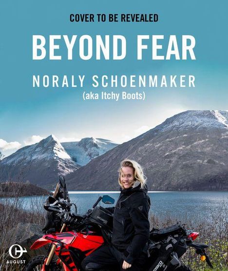 "COVER TO BE REVEALED. BEYOND FEAR. NORALY SCHOENMAKER (aka Itchy Boots)." Frau mit Motorrad vor Bergsee.