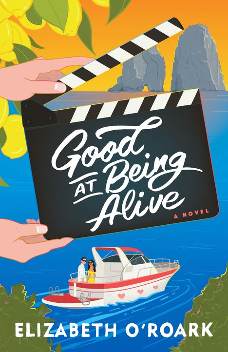 „Good at Being Alive“ auf einer Filmklappe, darunter ein Boot mit einem Paar vor Felsen und Zitronen.