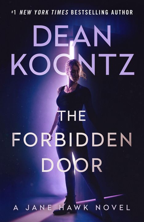 „Dean Koontz: The Forbidden Door. A Jane Hawk Novel.“ Eine Frau steht vor einer leuchtenden Tür, umgeben von Dunkelheit.