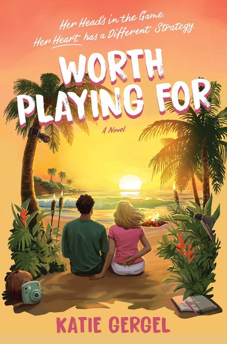 Text: „WORTH PLAYING FOR“; oben: „Her Head's in the Game. Her Heart has a Different Strategy.“ Unten: „KATIE GERGEL“.  
Beschreibung: Zwei Personen sitzen am Strand bei Sonnenuntergang, umgeben von Palmen und Fackeln.