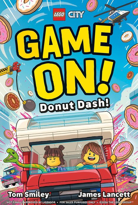 "Game On! Donut Dash!" LEGO Stadt Szenerie. Zwei fröhliche Figuren fahren im roten Auto, umgeben von fliegenden Donuts.