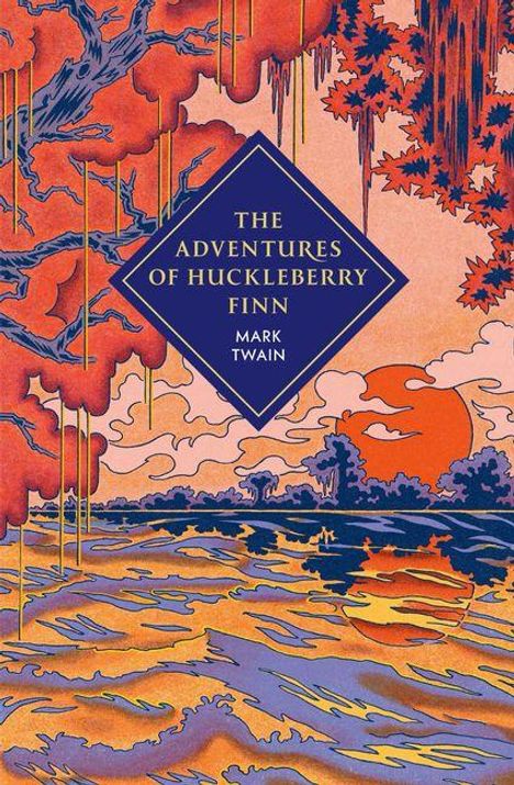 "The Adventures of Huckleberry Finn, Mark Twain" steht in einem blauen Karo. Illustration: Sonnenuntergang an einem Fluss mit Bäumen.