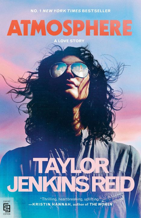 „ATMOSPHERE: A LOVE STORY“ oben, „TAYLOR JENKINS REID“ unten. Person mit lockigem Haar und Sonnenbrille, Himmel im Hintergrund.