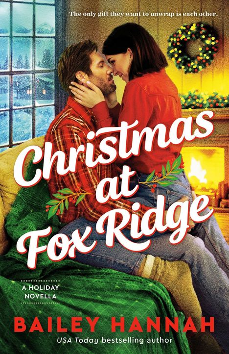 "Christmas at Fox Ridge." Ein Paar kuschelt vor einem Kamin. Im Hintergrund ein geschmückter Kranz und ein Fenster mit Schneelandschaft.