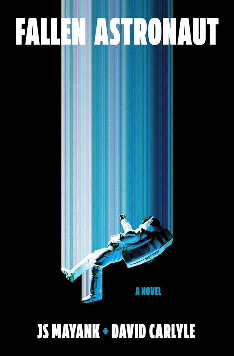 „FALLEN ASTRONAUT“, „A NOVEL“, „JS MAYANK + DAVID CARLYLE“. Illustration eines Astronauten, der durch blaues Licht fällt.