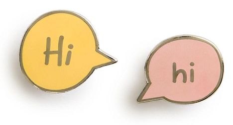 Gelbe Sprechblase mit "Hi", rosa Sprechblase mit "hi". Beides einfache Stifte.