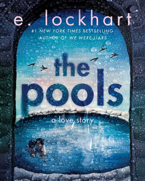 Text: "e. lockhart", "#1 New York Times Bestselling Author of We Were Liars", "the pools", "a love story". Eine nasse Fensteransicht auf ein Paar im Wasser.