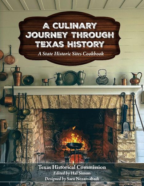 „A Culinary Journey Through Texas History“. Kamin mit Kochutensilien und ein Feuer darunter.