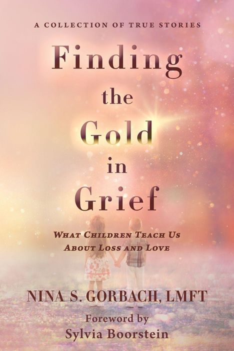 "Finding the Gold in Grief" in glitzerndem Hintergrund, zwei Kinder von hinten, Hand in Hand.