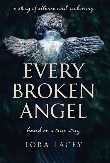 Text: "a story of silence and reckoning", "EVERY BROKEN ANGEL", "based on a true story", "LORA LACEY". Statue eines Engelsrückens.