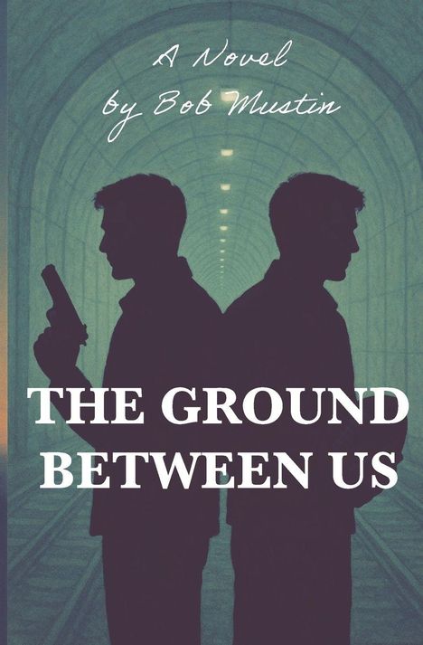 "A Novel by Bob Mustin. THE GROUND BETWEEN US." Zwei Männer im Profil, Rücken an Rücken, einer hält eine Pistole.