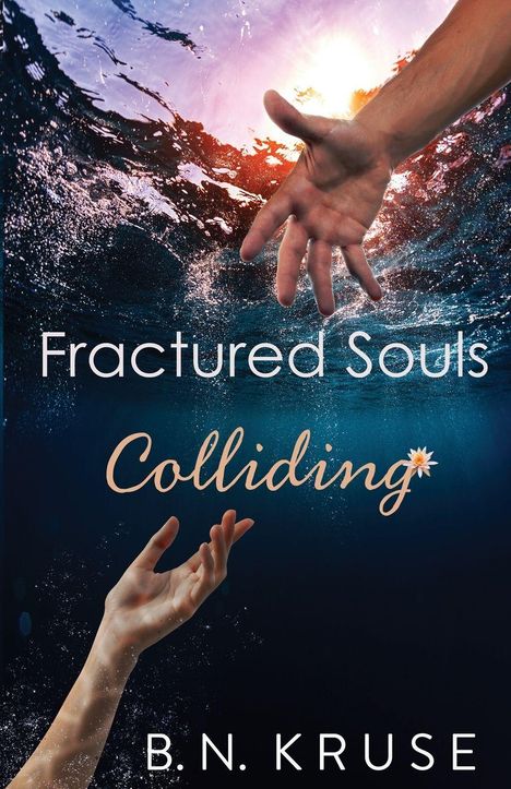 "Fractured Souls Colliding" von B.N. Kruse, zwei Hände greifen sich unter Wasser entgegen, Sonnenlicht bricht durch die Oberfläche.