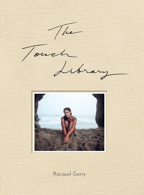 "The Touch Library" und "Racquel Garry" sind darauf geschrieben. Ein Foto zeigt eine Person am Strand zwischen Felsen.