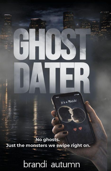 „Ghost Dater. It's a Match! No ghosts. Just the monsters we swipe right on.“ Jemand hält ein Handy mit einer Dating-App.