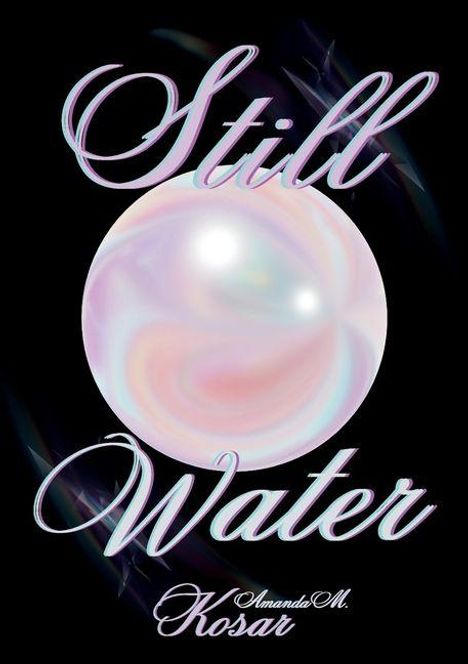 „Still Water“ steht in geschwungener Schrift über einer perlmuttartigen schimmernden Kugel auf schwarzem Hintergrund.