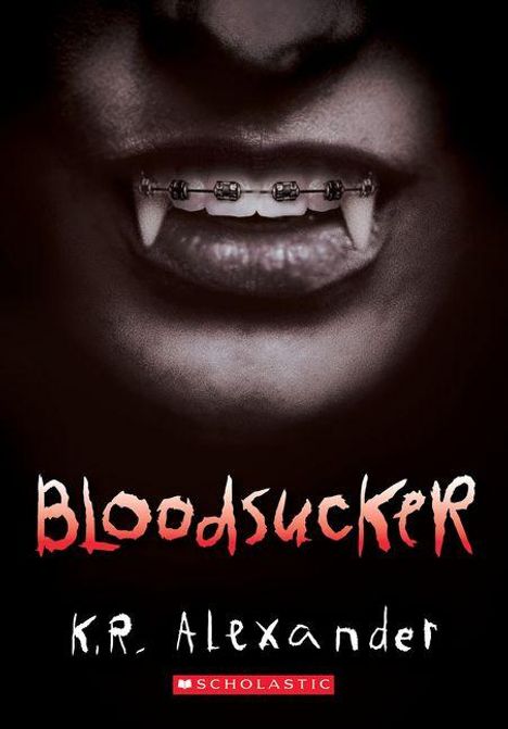 "Bloodsucker" steht in blutroter Schrift. Darunter "K.R. Alexander". Ein Mund mit Vampirzähnen und Zahnspange ist zu sehen.