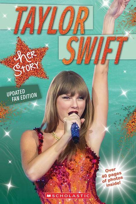 "Taylor Swift: Her Story, Updated Fan Edition. Over 40 pages of photos inside! Scholastic." Frau mit Mikrofon hebt Arm.