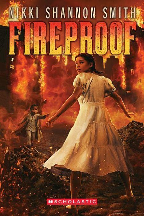 „Nikki Shannon Smith“, „Fireproof“, „Scholastic“. Zwei Kinder vor brennenden Gebäuden, dramatische Szene.