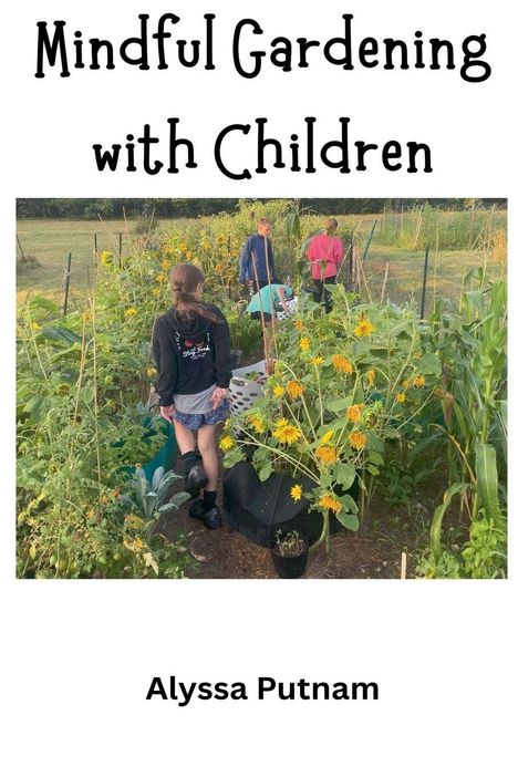 "Mindful Gardening with Children" von Alyssa Putnam. Kinder arbeiten in einem grünen Garten mit Sonnenblumen und anderen Pflanzen.