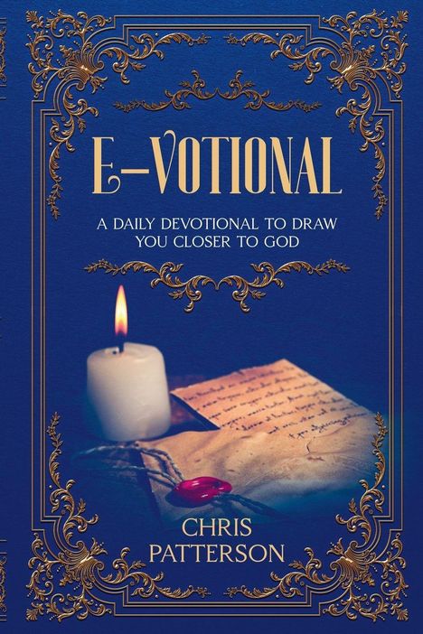 Text: "E-Votional: A Daily Devotional to Draw You Closer to God" von Chris Patterson. Eine Kerze und ein Brief.