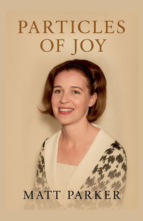 „PARTICLES OF JOY“ und „MATT PARKER“ auf beigem Hintergrund. Frau mit hellem Teint, braunem Haar, lächelt.