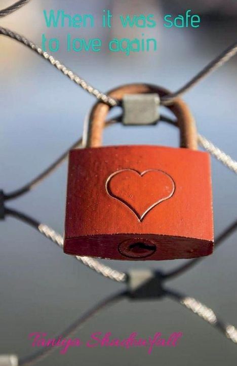 Text: "When it was safe to love again". Ein rotes Vorhängeschloss mit einem eingravierten Herz hängt an einem Drahtzaun.