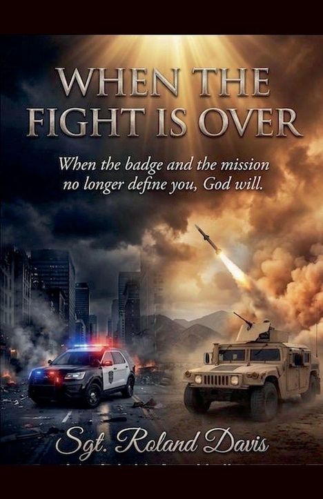 Text: "WHEN THE FIGHT IS OVER. When the badge and the mission no longer define you, God will. Sgt. Roland Davis." Im Hintergrund ein Polizeiauto, ein Militärfahrzeug und Explosionen.