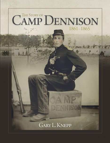 Text: "The Story of Camp Dennison 1861–1865" oben, "Gary L. Knepp" unten.  
Soldat sitzt mit Uniform und Gewehr vor Zelten.