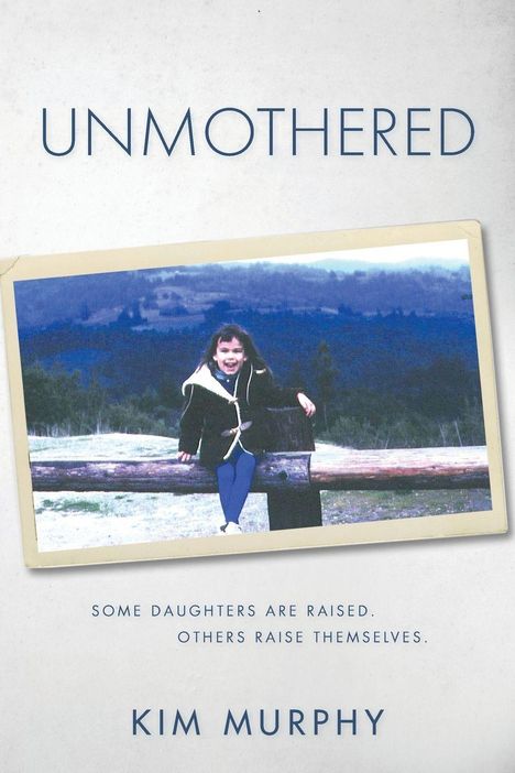 „UNMOTHERED. Some daughters are raised. Others raise themselves.“ Ein Mädchen sitzt draußen auf einem Holzbalken.