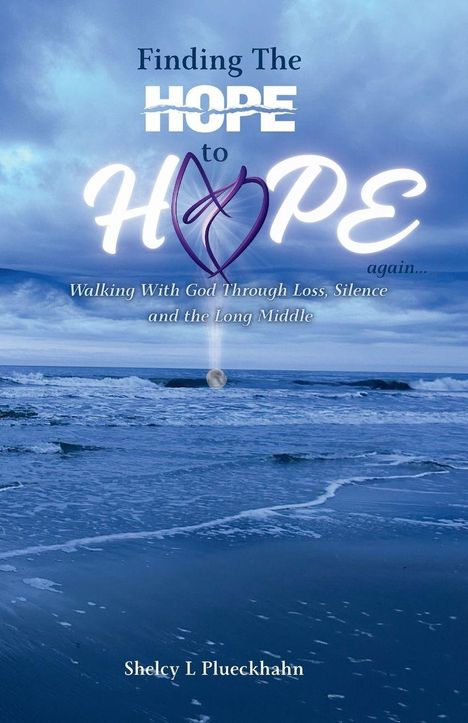 Text: "Finding The Hope to Hope again... Walking With God Through Loss, Silence and the Long Middle. Shelcy L Plueckhahn."  
Szene: Wellen an einem Strand bei bewölktem Himmel.