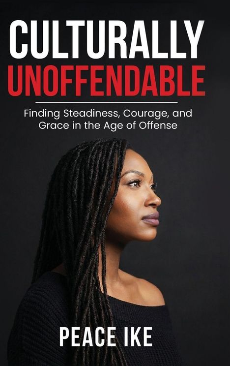 „Culturally Unoffendable“ von Peace Ike, zeigt eine Frau im Profil vor einem schwarzen Hintergrund.
