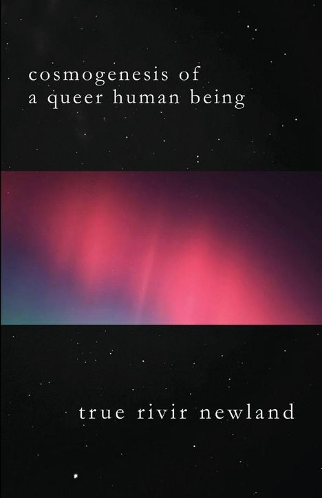 "cosmogenesis of a queer human being" oben, "true rivir newland" unten, Sternenhintergrund, farbige Aurora in der Mitte.