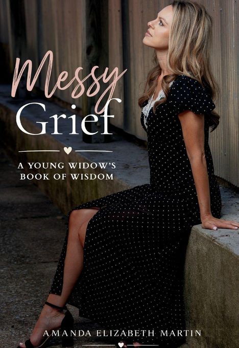„Messy Grief: A Young Widow's Book of Wisdom“ von Amanda Elizabeth Martin. Eine Frau sitzt nachdenklich auf einer Steinbank.