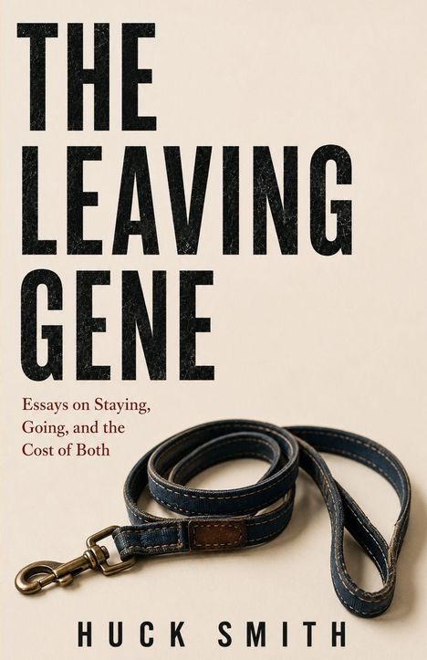 „The Leaving Gene: Essays on Staying, Going, and the Cost of Both“ von Huck Smith. Ein Hund sitzt vor einer offenen Tür.