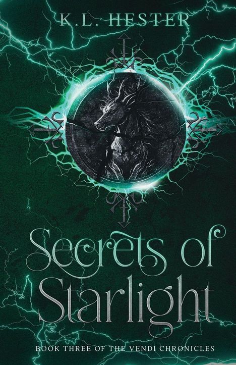 „K.L. Hester, Secrets of Starlight, Book Three of The Vendi Chronicles“; grüner Hintergrund mit Hirsch-Illustration in einem Kreis.