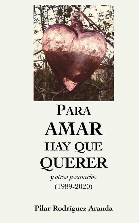 "Para amar hay que querer", Poetensammlung von Pilar Rodríguez Aranda. Ein metallisches Herz hängt an Ästen.