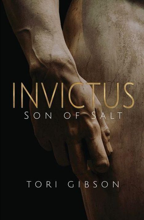 „INVICTUS SON OF SALT“, darunter „TORI GIBSON“. Eine Nahaufnahme einer steinernen Hand und Hüfte einer Statue.