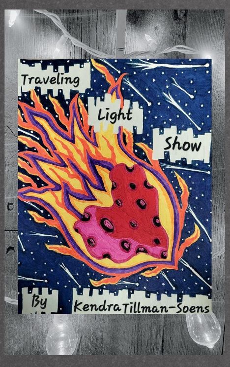 „Traveling Light Show“ von Kendra Tillman-Soens. Eine Illustration mit einem flammenden Herzen im Nachthimmel.
