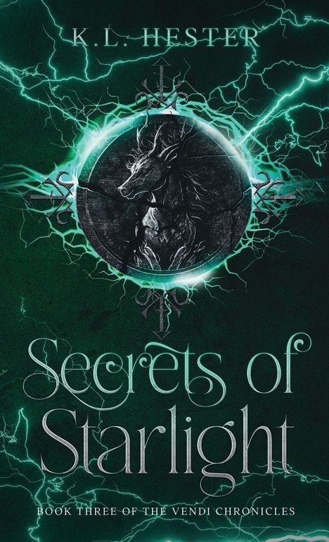 Text: "K.L. Hester", "Secrets of Starlight", "Book Three of The Vendi Chronicles". Illustration: Ein stilisierter, horntragender Kopf.
